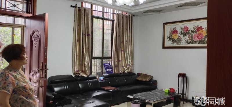 房屋朝南,精装修,采光极好,院内空气清新,院内可以种菜。